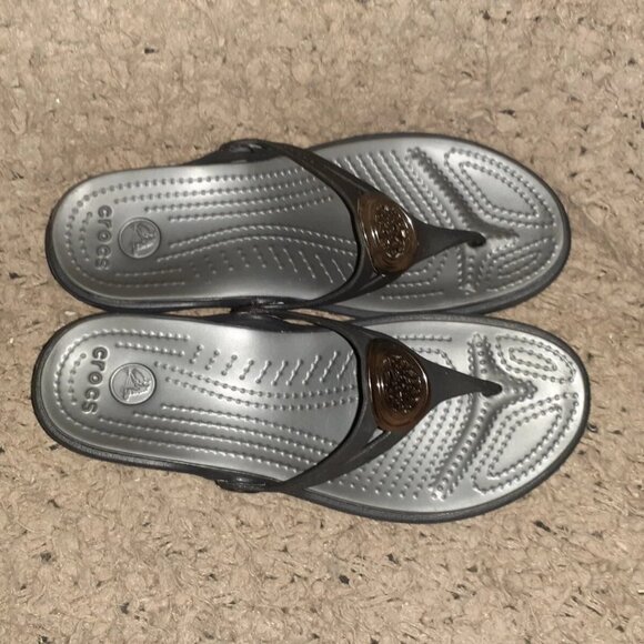 CROCS-Sanrah- Metallic Medallion Sandals-Black Thong Wedge-Sz 6-Near Mint - Picture 6 of 7